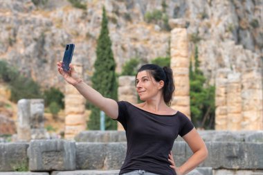 Yunanistan 'ın Delphi bölgesinde selfie çeken bir kadın.