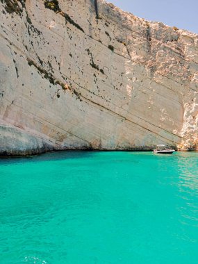 Yunanistan 'ın Zakynthos adasındaki mavi mağaraları ziyaret edin.