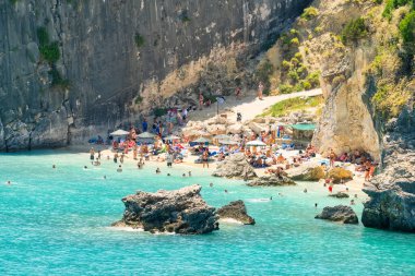 Zakynthos, Yunanistan 28 Temmuz 2023. İnsanlar Yunanistan 'daki Makris Gialos plajında yaz tatilinin keyfini çıkarıyorlar.
