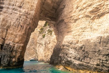 Yunanistan 'ın Zakynthos adasındaki ünlü mavi mağaralar.