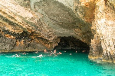 Zakynthos, Yunanistan 28 Temmuz 2023. Yunanistan 'ın Zakynthos adasındaki mavi mağaralarda yüzen insanlar.