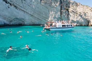 Zakynthos, Yunanistan 28 Temmuz 2023. Yunanistan 'ın Zakynthos adasındaki mavi mağaralarda yüzen insanlar. Ünlü bir turistik yer..