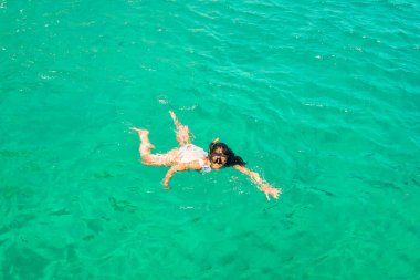Yunanistan 'daki Zakynthos adasının egzotik sahillerinde yüzen bir kadın.
