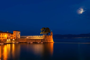 Yunanistan 'ın mavi saatinde güzel Nafpaktos limanı.