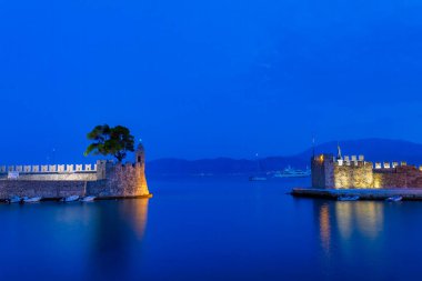 Yunanistan 'ın Nafpaktos limanında mavi saat.