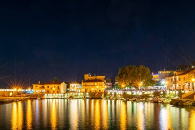 Yunanistan 'da Nafpaktos gece görüşü. Ünlü bir turistik yer..