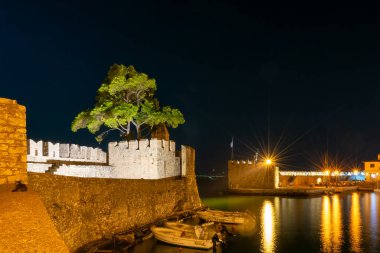 Yunanistan 'daki Nfpaktos limanının gece manzarası.
