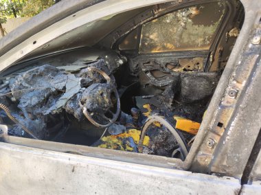 İtfaiye arabasından yıkılan bir arabanın iç görüntüsü.. 