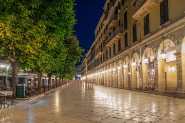 Yunanistan 'ın Korfu adasındaki eski kasabada Liston Meydanı. Gece görünümü.