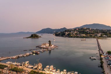 Yunanistan 'ın Korfu adasındaki Kanoni köyü. Yukarıdan görüntüle.