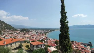 Yunanistan 'ın Naupactus kenti en tepeden.