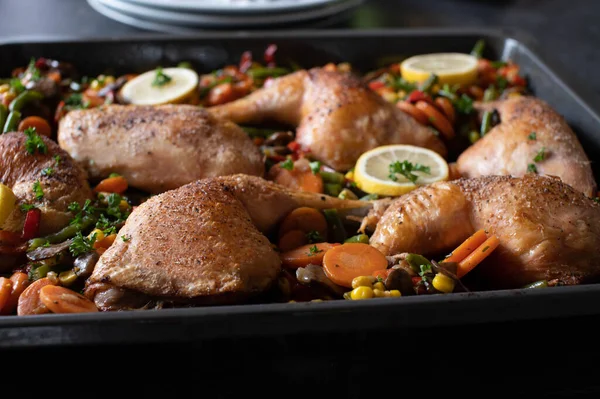 美味和健康的家庭餐 烤鸡腿和美味的法国蔬菜混合 在烤盘上烤热 背景模糊的布景 — 图库照片