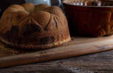 Ev yapımı taze pişmiş geleneksel mermer pasta. Kır taşından yapılmış bir tencerede pişirilmiş. Koyu ahşap masa arka planında sıcak servis edilmiş. Yakın çekim ve ön görünüm