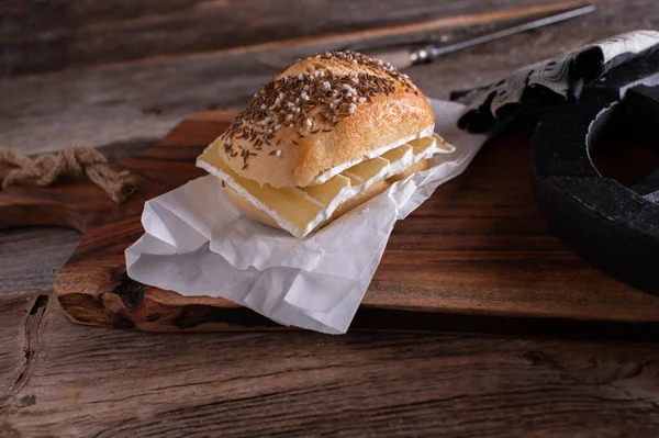 Pão Alemão Com Sementes Cominho Sal Queijo Quark Alta Proteína — Fotografia de Stock