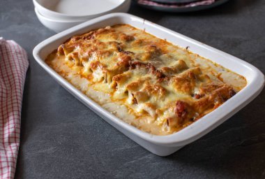 Doldurulmuş cannelloni ile taze fırında makarna güveci. Bolonez ve beşamel sosuyla pişirilmiş. Üstünde mozzarella peyniri var. Gerçek hayat.