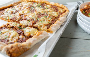 Köfteli pizza, peynirli, domatesli, biberli, soğanlı ve otlu.