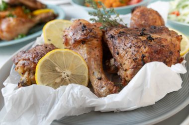 Limonlu ve garnitürlü fırında tavuk parçaları. Yakın çekim ve ön görünüm