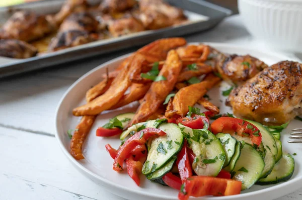 Sommarmiddag Med Färsk Zucchini Paprikasallad Grillad Kyckling Och Pommes Frites — Stockfoto