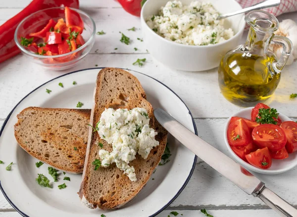 Gemarineerde Feta Kaas Met Geroosterd Brood Gehakte Tomaten Paprika Witte — Stockfoto