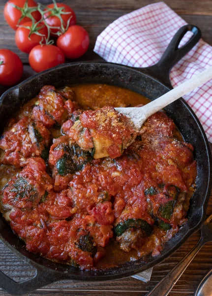 Cucina Italiana Involtini Zucchine Ripieni Una Deliziosa Salsa Pomodoro Servito — Foto Stock