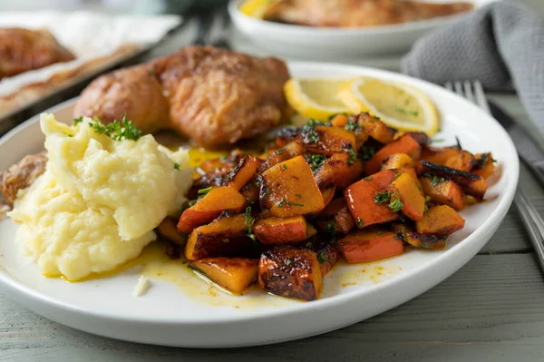 Geroosterde Gemarineerde Pompoensalade Met Aardappelpuree Kip Een Bord Voor Diner — Stockfoto