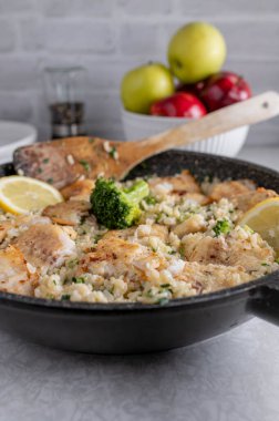 Kahverengi pirinç, brokoli ve pırasa ile balık tavası