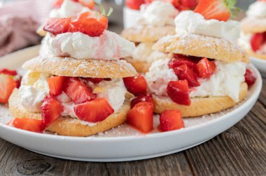 Krem şantili çilekli pasta. Salamura çilekli geleneksel kurabiyeler..