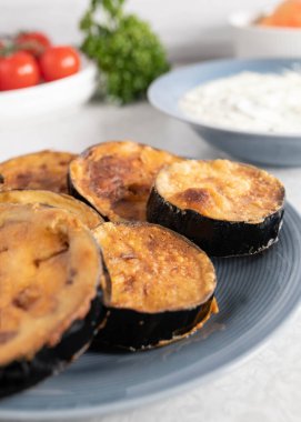 Tzatziki ile dilimlenmiş ve kızarmış patlıcan.