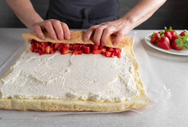 Sviçre Böreği Yapıyorum Kadın Eli Mutfak Tezgahında Çırpılmış Krema Çilekle — Stok fotoğraf