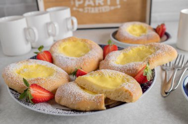 Ekşi kremalı maya, tepside puding.