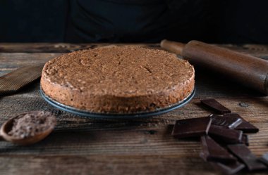 Taze pişmiş torta caprese. İtalyan çikolatası, sade ve ahşap masada bademli kek..