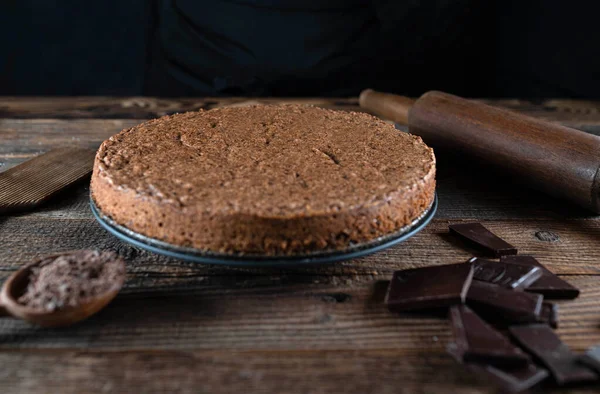 Taze pişmiş torta caprese. İtalyan çikolatası, sade ve ahşap masada bademli kek..
