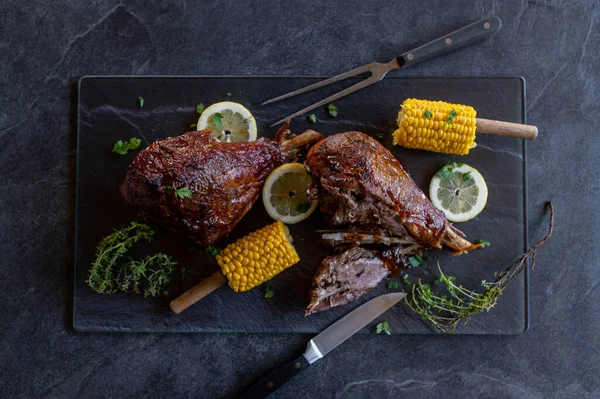 Meat Dish Grilled Baked Turkey Legs Served Corn Cop Platter — Stock Photo, Image
