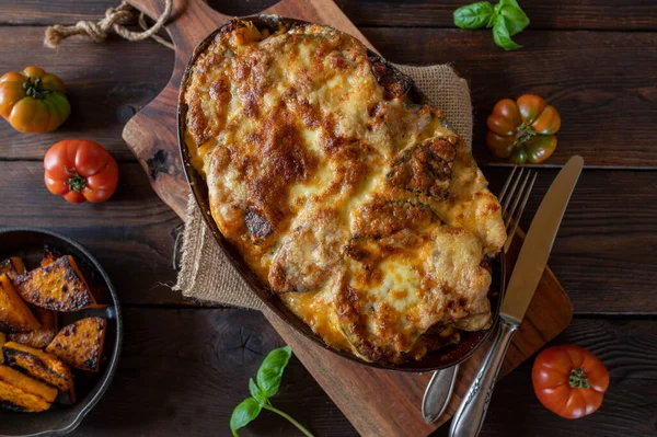 Lasagne Con Zucca Arrosto Guarnizione Formaggio Tavola Rustica Legno — Foto Stock