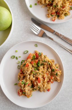 Yumurtalı, ton balıklı ve sebzeli kızarmış pirinç.