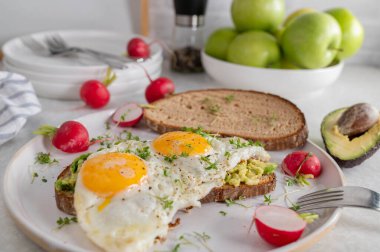 Avokado soslu kızarmış yumurtalı sandviç.