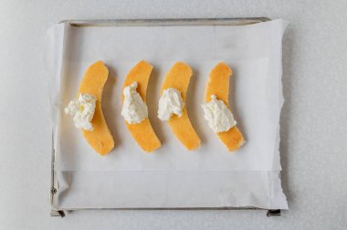 Sünger keki ve kremayla çikolatalı muz yapıyorum. Bir serinin parçası