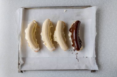 Sünger keki ve kremayla çikolatalı muz yapıyorum. Bir serinin parçası