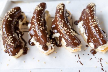 Sünger keki ve kremayla çikolatalı muz yapıyorum. Bir serinin parçası