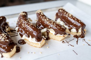 Krem şantili çikolatalı muzlu pasta ve bisküvi bazlı sıcak ve erimiş siyah çikolata.