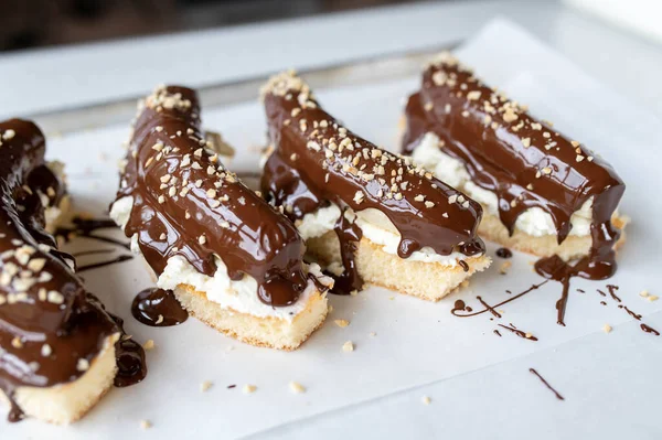 Krem şantili çikolatalı muzlu pasta ve bisküvi bazlı sıcak ve erimiş siyah çikolata.