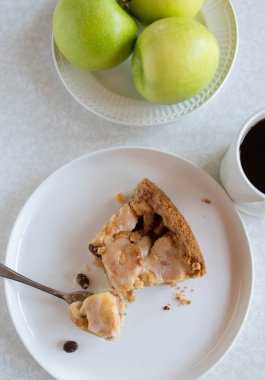 Elmalı turta ve beyaz masada bir fincan kahve. Üst görünüm