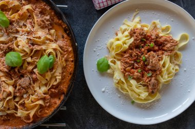 Parmesan peynirli domates soslu makarnalı ton balığı.
