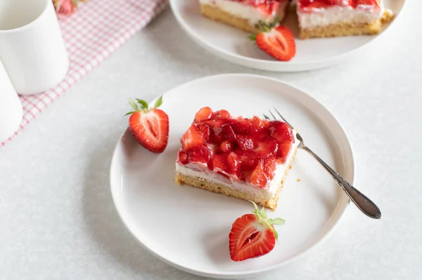 stock image Strawberry cake with whipped cream on short crust pastry on a plate