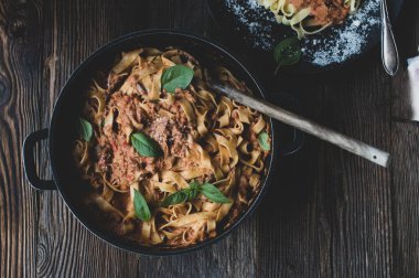 Fırında ton balığı ve domates soslu makarna.