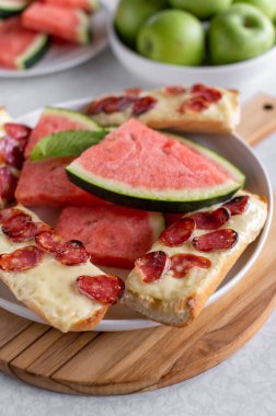 Fırında sandviç ve karpuz tabağı. Hızlı ve kolay yaz yemeği.