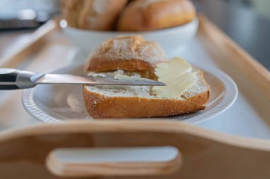 Tereyağlı dilimlenmiş çörek.