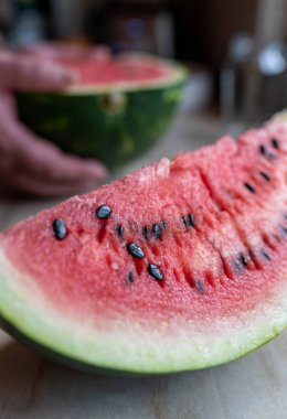 Mutfak tezgahında tohumlu taze kesilmiş karpuz.