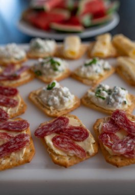 Masada salamlı ve peynirli krakerler