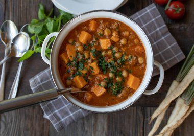 Nohutlu güveç, tatlı patates ve kıymalı et.